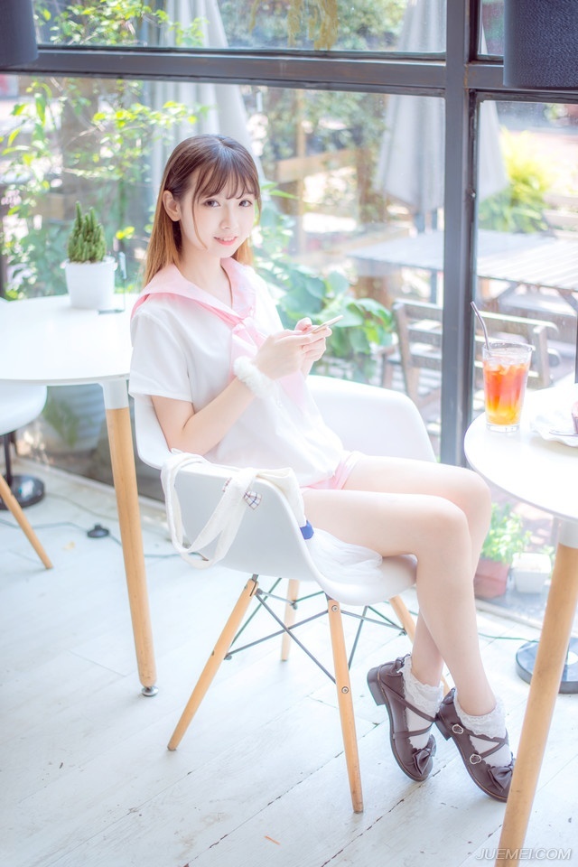 这里上百名将领一降，基本上，这十万大军就落入庞统的掌控了，微微一笑，点头示意众人起身道：“诸位快快请起。”